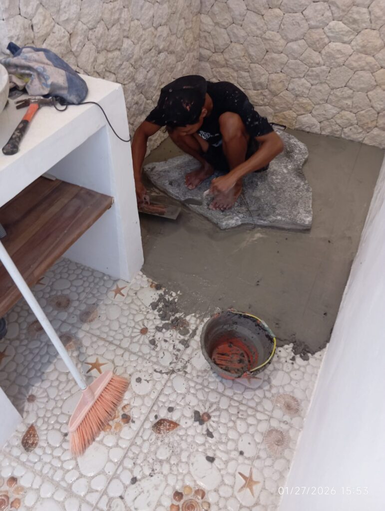 Proses pengaplikasian lapisan lantai microcement kamar mandi oleh aplikator PT. Duo Indo Raya Bali